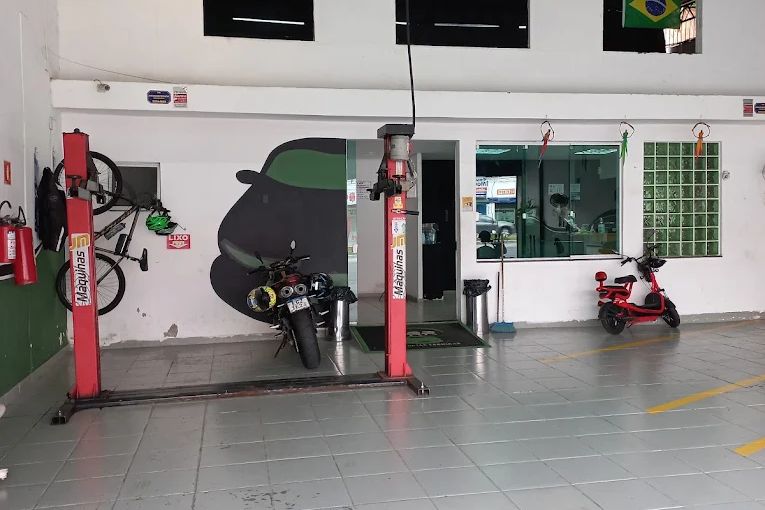 Área de vistoria da CRR Vistorias com elevadores automotivos e piso demarcado