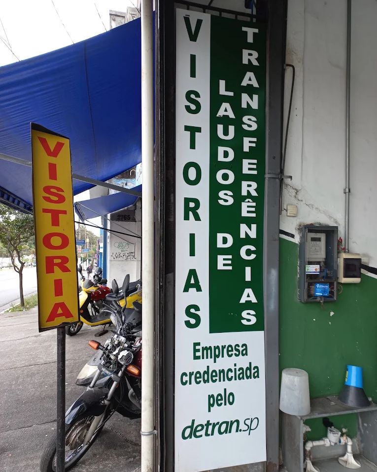 Placa na entrada da CRR Vistorias: vistorias e laudos de transferências, empresa credenciada pelo DETRAN-SP